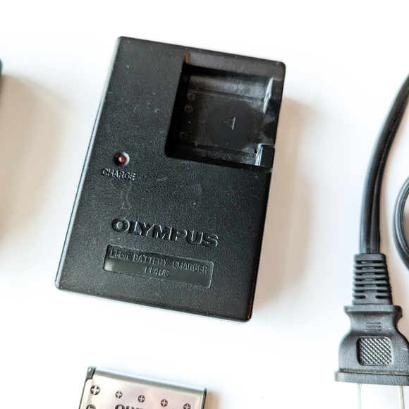Olympus Charger & Accessory Bundle - Picture 3 of 4